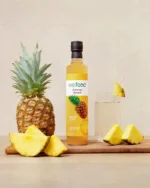 Doğal fermantasyonla üretilen ananas sirkesi; filtresiz, katkısız ve sirke anası içerir. Salatalardan içeceklere kadar doğal kullanım alanlarını keşfedin.