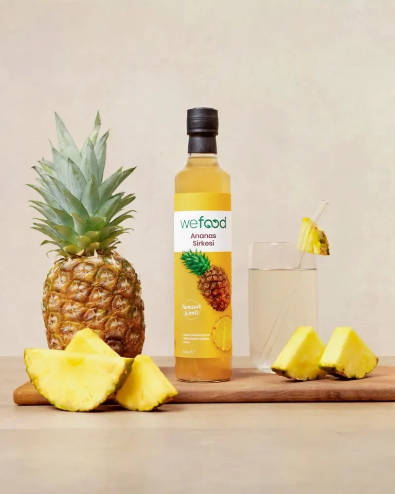 Doğal fermantasyonla üretilen ananas sirkesi; filtresiz, katkısız ve sirke anası içerir. Salatalardan içeceklere kadar doğal kullanım alanlarını keşfedin.
